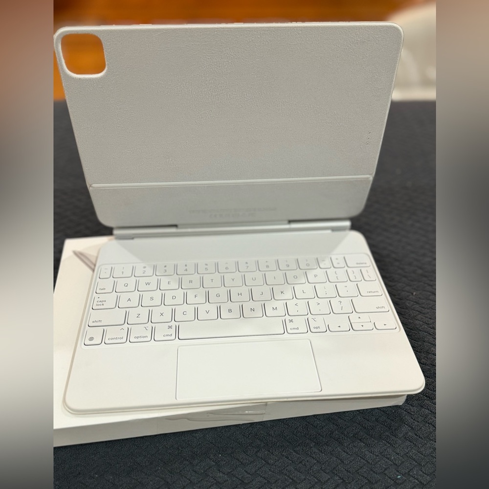 Apple Magic Keyboard: iPad Keyboard case for iPad Pro 11-inch (white )